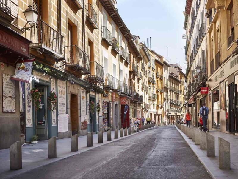 Vivir en el Centro vs. Vivir en las Afueras: Pros y Contras Vivir en el Centro vs. Vivir en las Afueras: Pros y Contras