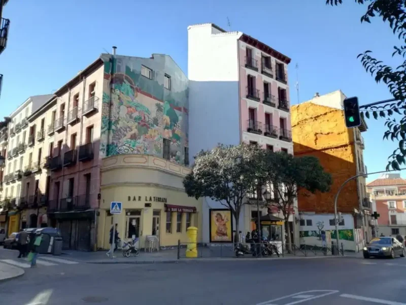 Vivir en el Centro vs. Vivir en las Afueras: Pros y Contras Vivir en el Centro vs. Vivir en las Afueras: Pros y Contras